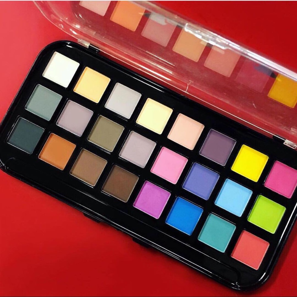 Beauty Trend 24 Mattes Palette & Eyeshadow Brush